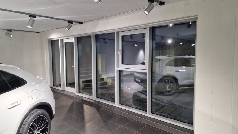 Glasfront im Fotokeller – Porsche Garmisch Reinigung der Glasfront im Fotokeller des Porsche Autohauses in Garmisch – professionelle Glasreinigung für Gewerbeflächen.