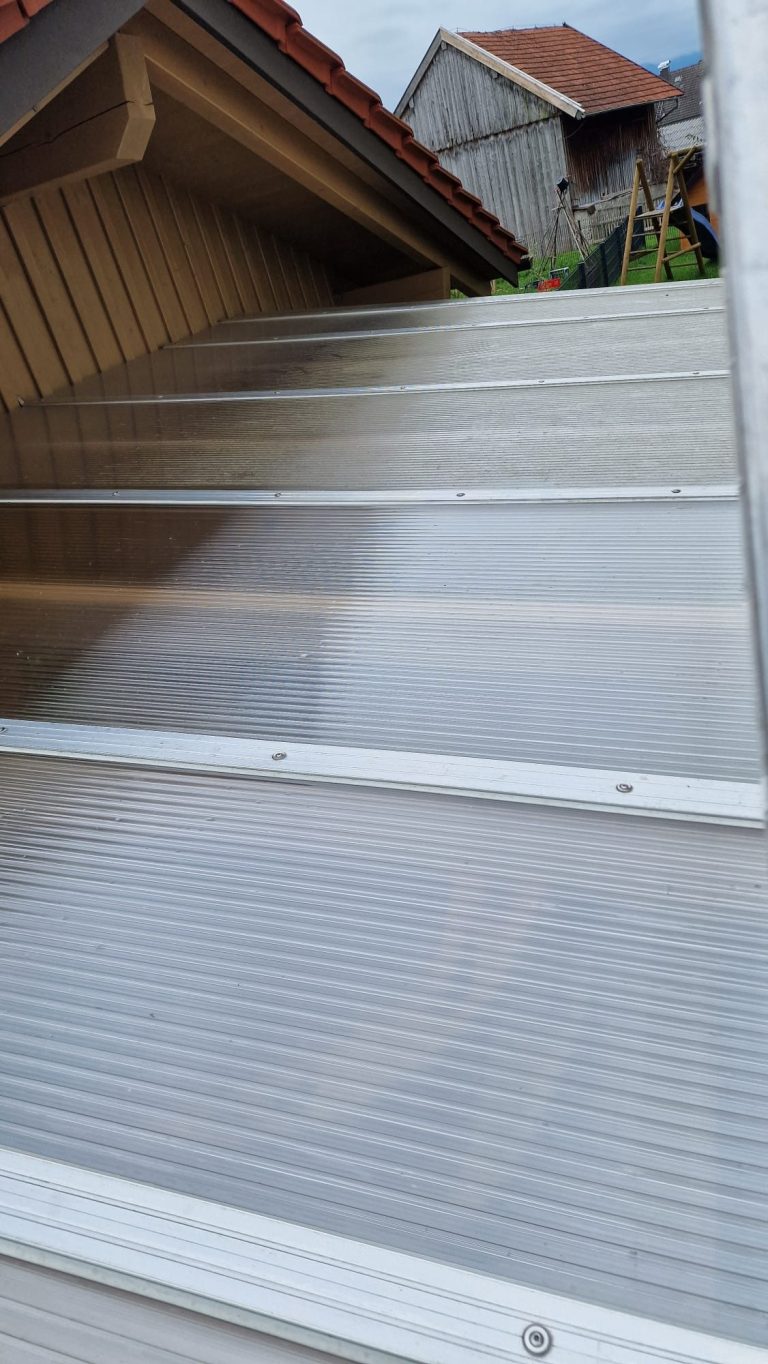 PFC‑Plastikdach über Gartenbereich – Reinigung in Tauting/Eglfing Reinigung eines PFC‑Plastikdachs über einer Garten-Sitzecke in Tauting/Eglfing mit Unger‑Reinwassertechnik.