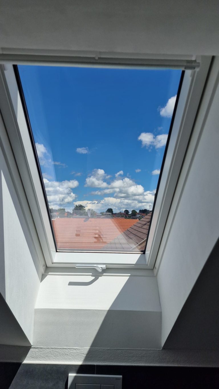 Dachfenster innen – Reinigung in Eglfing Reinigung eines Dachfensters von innen in Eglfing – klare Sicht und streifenfreie Oberfläche.