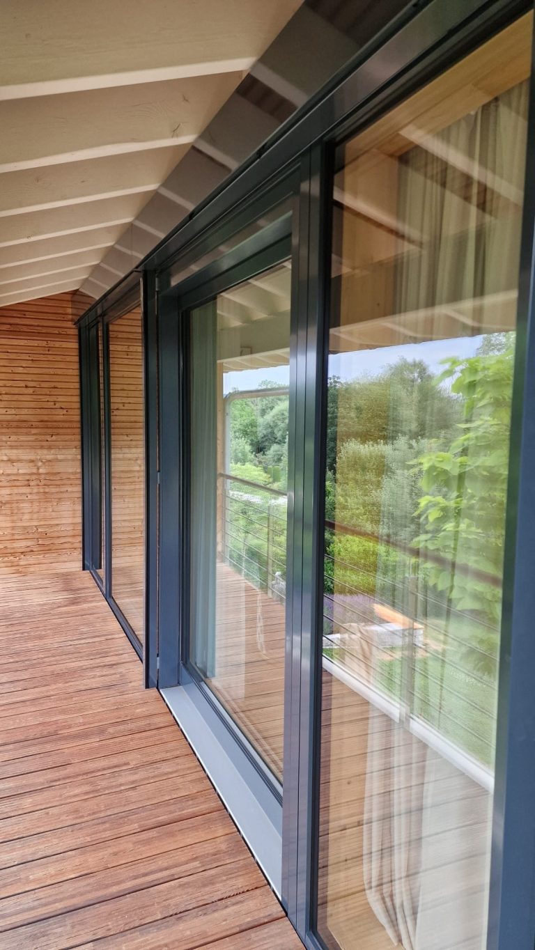 Terrassen‑Glasfront – Villa in Fischen am Ammersee Reinigung der Terrassen‑Glasfront einer Villa in Fischen am Ammersee – klare Sicht und streifenfreie Oberfläche.