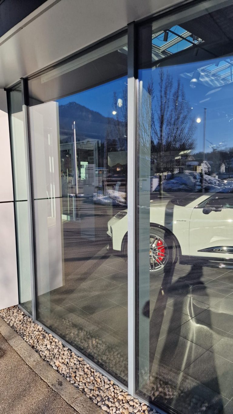 Schaufenster der Verkaufsfläche – Porsche Garmisch Reinigung der Schaufenster der Verkaufsfläche im Porsche Autohaus Garmisch – großflächige Glasreinigung für Gewerbeobjekte.