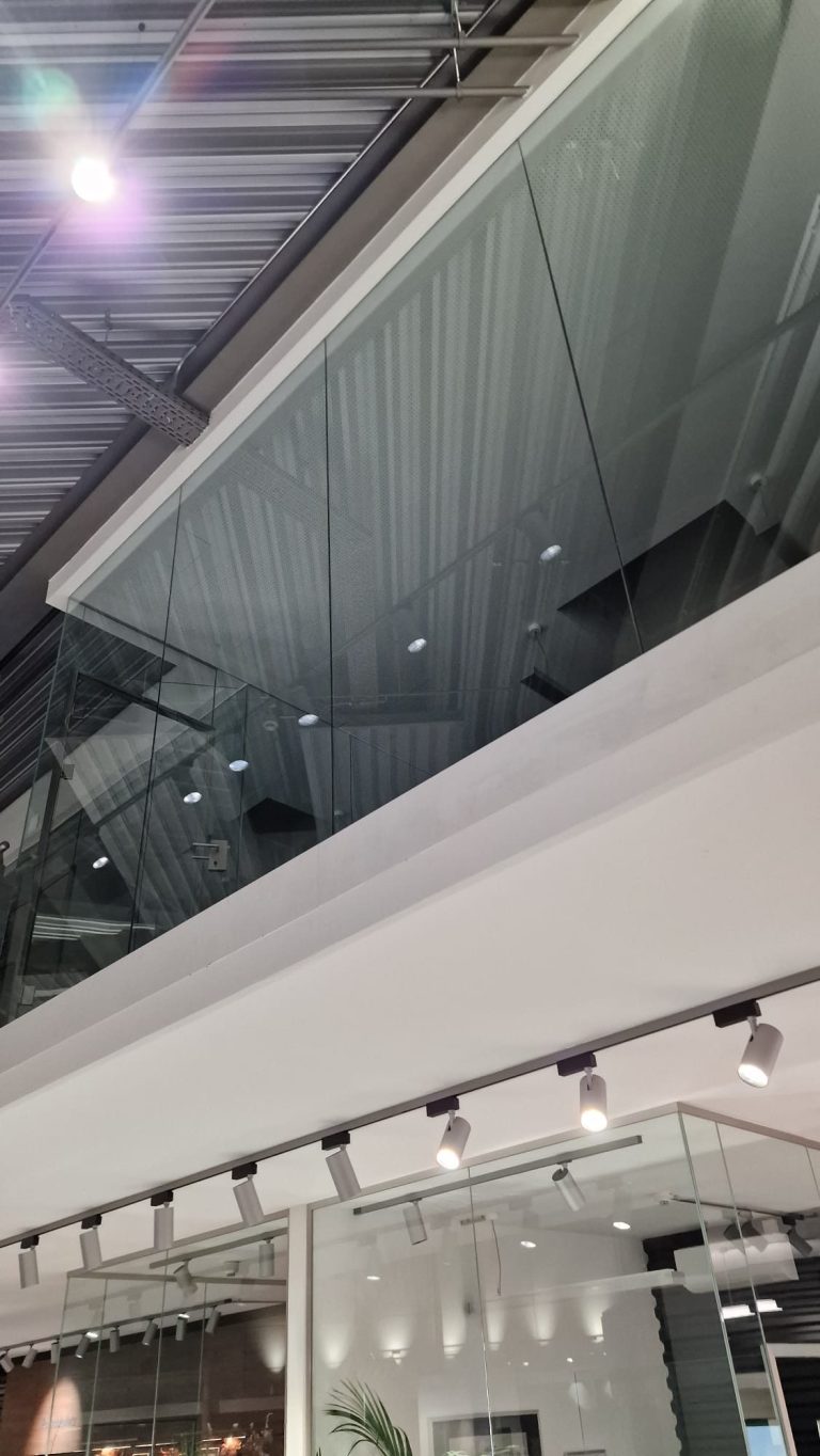 Büroglasfront über der Verkaufsfläche – schwer erreichbar Reinigung einer 3–4 m hohen Büroglasfront über der Verkaufsfläche im Porsche Autohaus Garmisch – sichere Glasreinigung in großer Höhe