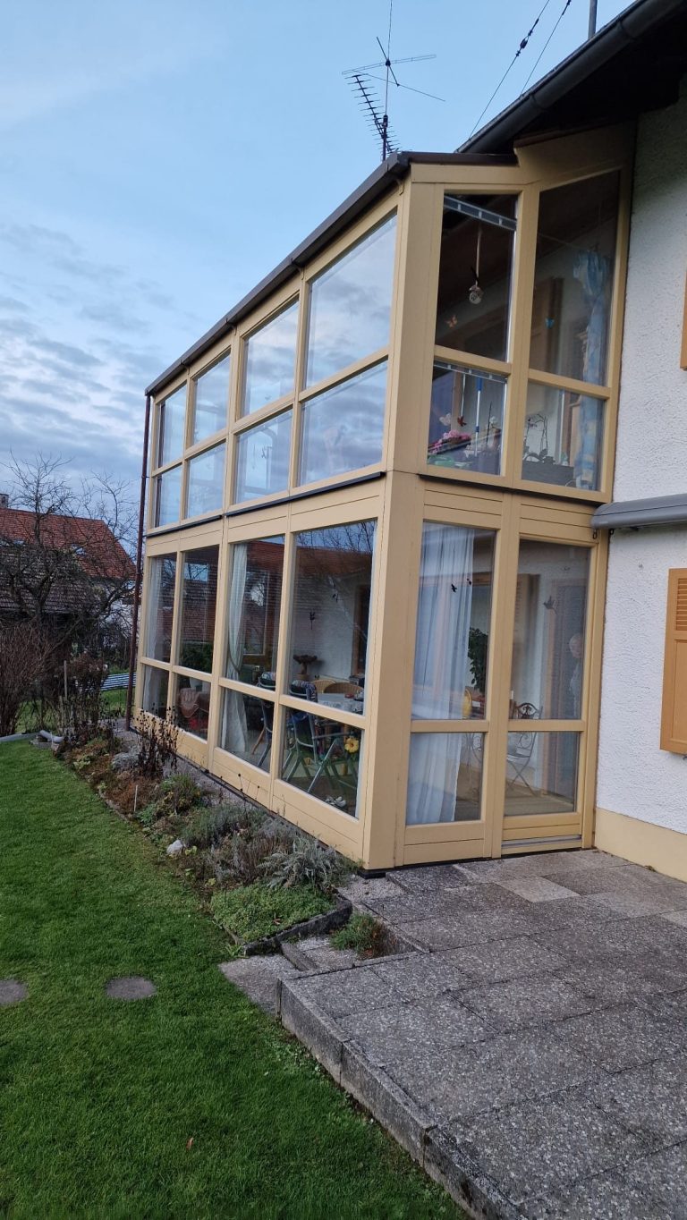 Wintergarten mit Glasdach – Reinigung in Oberhausen Reinigung eines Wintergartens mit Glasdach in Oberhausen – ausgeführt mit Leiter und professioneller Unger‑Technik.
