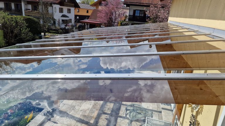40 m² Glasdach über der Terrasse in Huglfing – sicher, schonend und streifenfrei gereinigt mit dem Unger‑Reinwassersystem. Reinigung eines 40 m² Glasdachs über der Terrasse in Huglfing mit Unger‑Reinwassertechnik – Schwankl‑Service