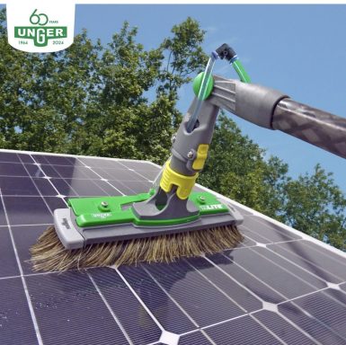Reinigung einer PV-Anlage mit Unger Bürste und Reinwassertechnik im Oberland, Peißenberg, Weilheim, Penzberg, Murnau und Garmisch.