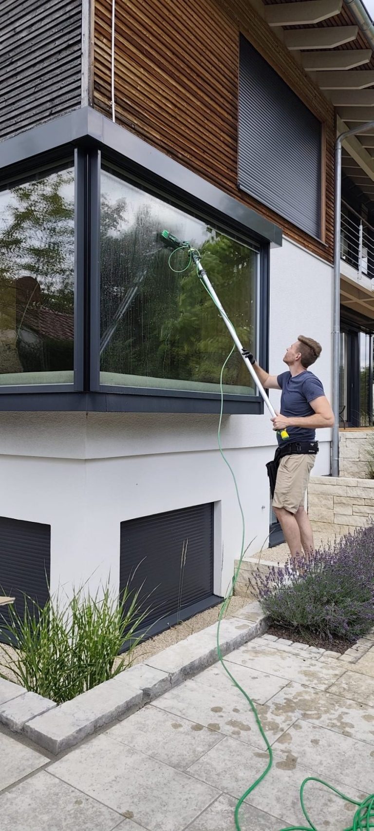Fensterreinigung – Reinwassersystem Fensterreinigung in Peißenberg mit Reinwassersystem an einer Echtglasscheibe.