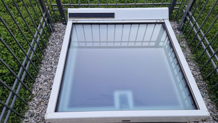 Lichtschacht von oben – Reinigung im Kindergarten Eglfing Reinigung eines Lichtschachts von oben im Kindergarten Eglfing – sichere Glasreinigung an schwer erreichbarer Stelle.