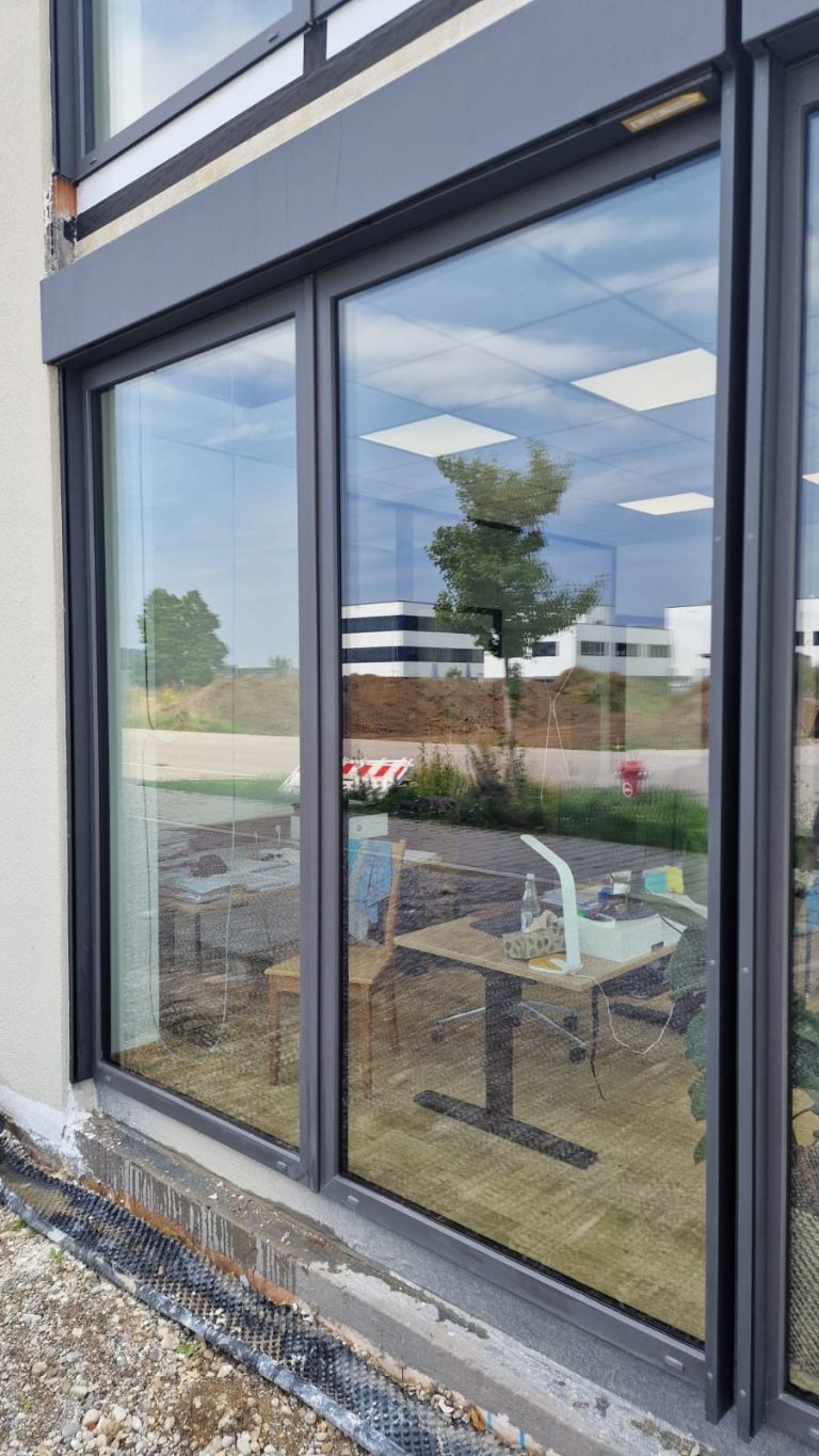 Büro‑Glasfront – Bauendreinigung im Pollinger Industriegebiet Bauendreinigung einer Büro‑Glasfront im Pollinger Industriegebiet – professionelle Reinigung nach Bauarbeiten.