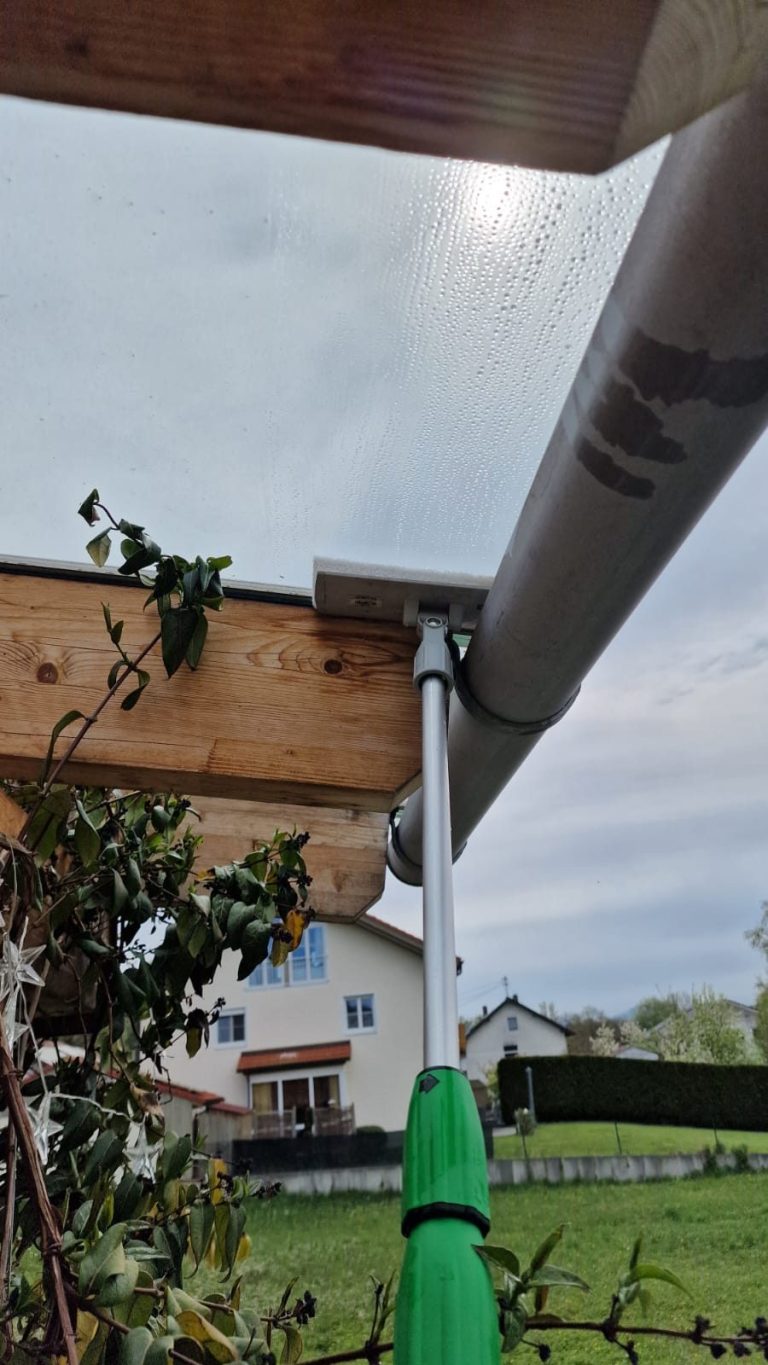 Schmale Glasfläche zwischen Dachrinne und Scheibe gereinigt Reinigung einer schmalen Glasfläche zwischen Dachrinne und Scheibe mit Unger‑Pad – schwer erreichbare Stelle in Huglfing