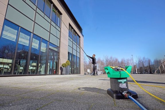 Reinigung einer hohen Glasfront mit Reinwassertechnik im Oberland, Peißenberg, Weilheim, Penzberg, Murnau und Garmisch.
