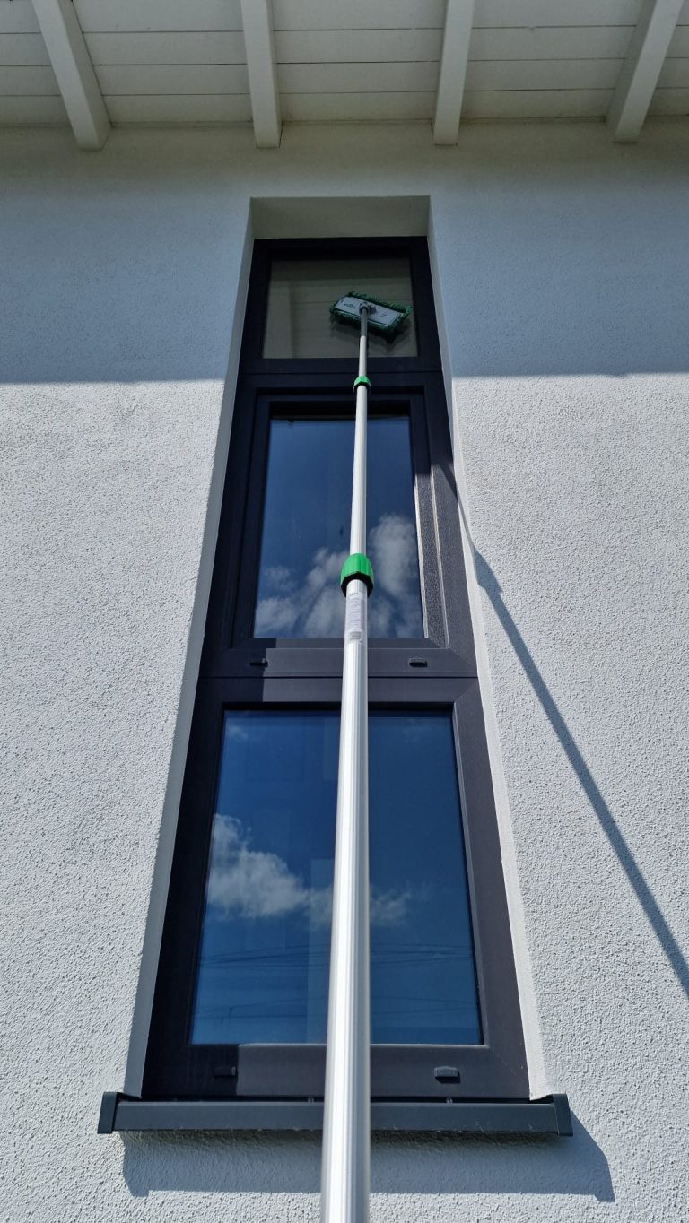 Hohe Fensterfront – Reinigung mit Unger‑Pad Reinigung einer etwa 5 m hohen Fensterfront mit Unger‑Pad und Teleskopstiel in Murnau am Staffelsee – sichere Glasreinigung in großer Höhe.