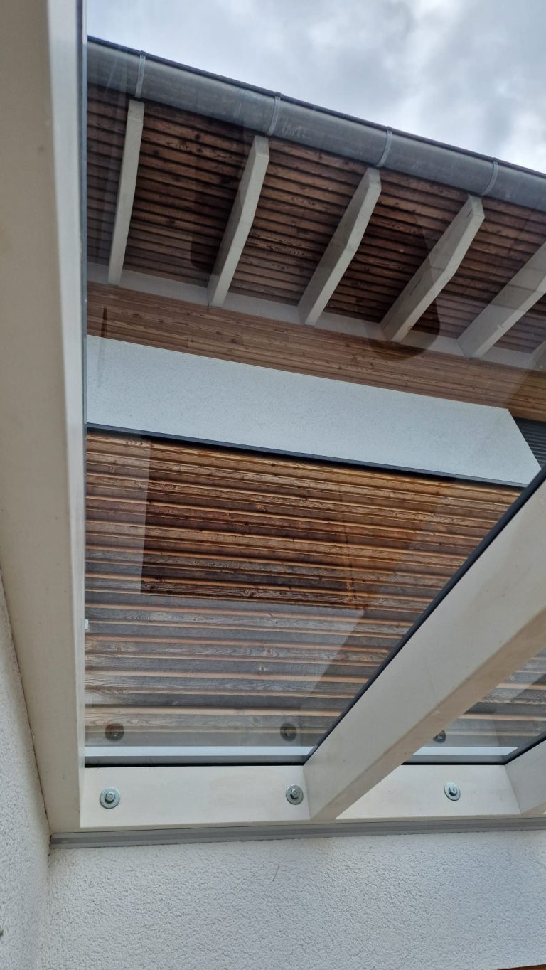 Glasdach – perfekte Reinigung von unten sichtbar (Fischen) Glasdach einer Villa in Fischen am Ammersee – von unten fotografiert, streifenfrei gereinigt mit professioneller Technik.