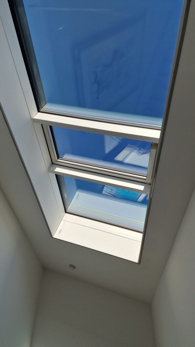 Glasdachfenster über dem Flur – 5 m Höhe gereinigt Reinigung eines 4–5 m hohen Glasdachfensters über einem Flur – innen mit Unger‑Stange und Pad, außen über Dachzugang.
