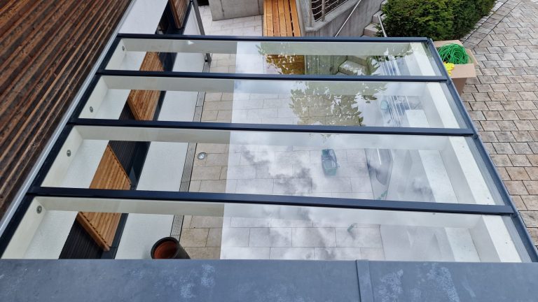 Glasdach am Villeneingang – Reinigung in Fischen am Ammersee Reinigung eines Glasdachs vor dem Eingang einer Villa in Fischen am Ammersee – streifenfrei und sicher ausgeführt.